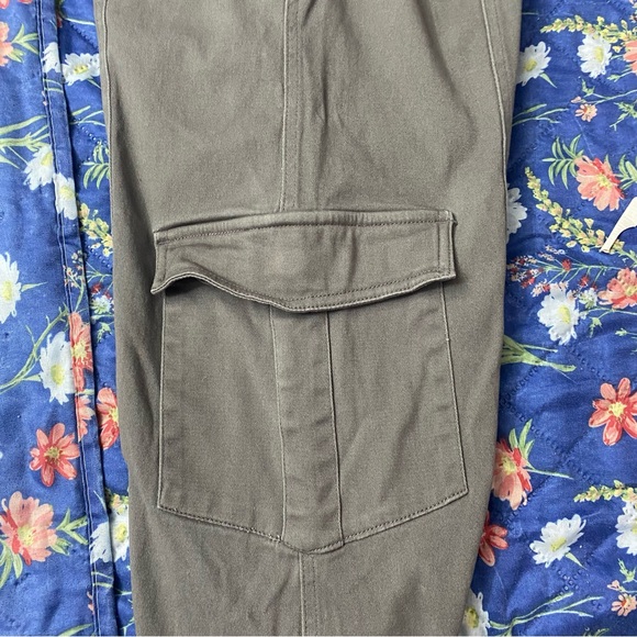 Forever 21 Wide Legged Gray Cargo Pants - Picture 5 of 7